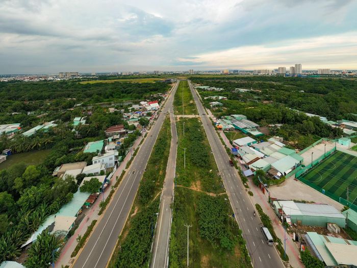 Đây là con đường có kinh phí xây dựng khoảng 260 tỷ đồng, trong đó một tập đoàn tư nhân ủng hộ 100 tỷ, nhằm có thể đẩy nhanh tiến độ xây dựng, cũng chính là con đường dẫn vào dự án của họ tại đây.