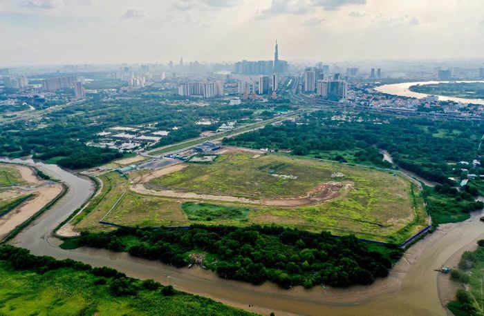 Cùng với các chủ đầu tư trong nước, một chủ đầu tư nước ngoài đang phát triển một dự án khu đô thị phức hợp rộng 64 ha. Phân khu 1 có diện tích 26 ha là khu trung tâm huấn luyện, luyện tập thể dục thể thao và dịch vụ phục vụ thể thao.