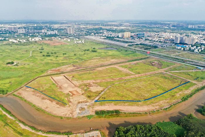 Phân khu 2 có diện tích 38 ha là khu trung tâm thương mại, dịch vụ kết hợp khu nhà ở và các tiện ích công cộng phục vụ khu ở như trường học, công viên cây xanh.