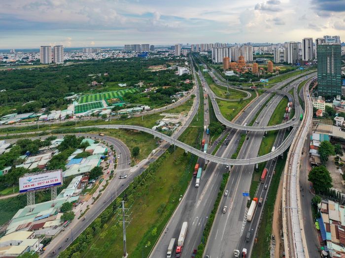 Hiện tại, công trình hạ tầng duy nhất được xây dựng của dự án Khu liên hợp thể thao Rạch Chiếc là đường trục chính có mặt cắt ngang khoảng 80 m và chiều dài hơn 1 km nối liền với nút giao thông ngã ba Cát Lái.