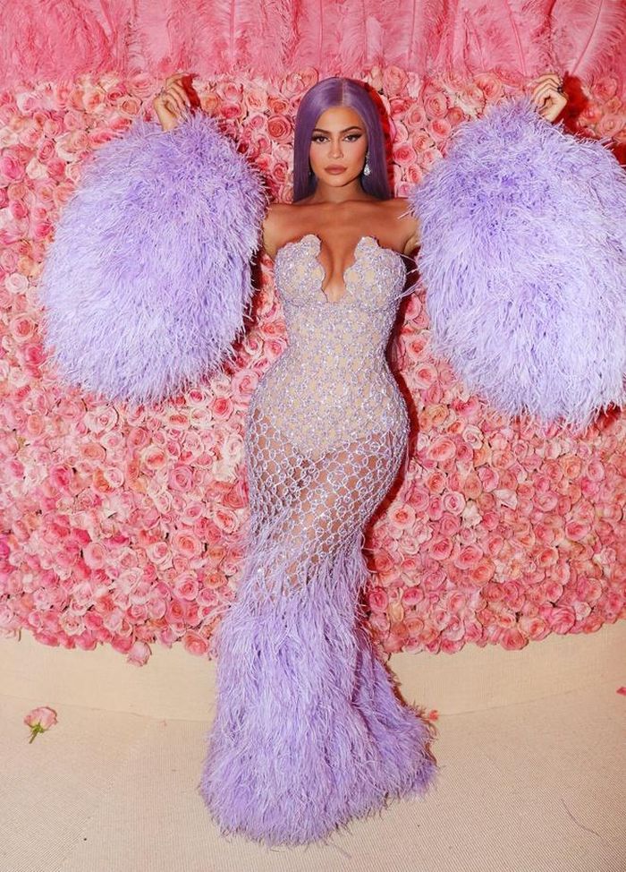  Nổi bật trong tất cả mẫu váy dự sự kiện của Kylie Jenner chính là thiết kế mang sắc tím thời thượng. Người hâm mộ nhận ra người đẹp thường xuyện nhuộm tóc ton-sur-ton với trang phục. Bên cạnh đó, phong cách trang điểm "ruột" của cô chính là son nâu bóng, kẻ eyeliner dáng mắt mèo sắc sảo. Ảnh: Insider. 