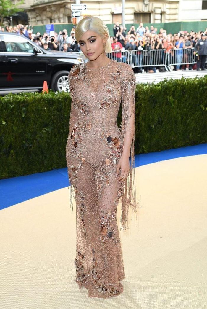  Năm 2017, bà mẹ một con gây chú ý tại Met Gala với đầm xuyên thấu. Người đẹp cũng thường xuyên thay đổi kiểu và màu tóc để phù hợp với màu sắc của trang phục. Ảnh: Insider. 