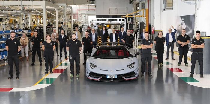Chiếc Aventador thứ 10.000 là chiếc SVJ Roadster màu xám Grigio Acheso, nội thất màu đỏ Rosso Mimir. Chiếc SVJ Roadster này được sản xuất theo yêu cầu của một vị khách tại Thái Lan.