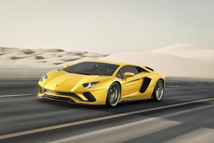 Lamborghini vừa làm lễ xuất xưởng cho chiếc Aventador thứ 10.000 tại đại bản doanh ở Sant’Agata Bolognese. Đây là cột mốc đáng nhớ với Aventador dù mẫu xe này chưa phải là siêu xe bán chạy nhất của Lamborghini. Doanh số của Aventador hiện kém kỷ lục của Gallardo đến hơn 4.000 xe nhưng đã vượt gấp đôi Murcielago. Trong gần 10 năm (2001-2010), Lamborghini chỉ bán được 4.099 chiếc Murcielago.