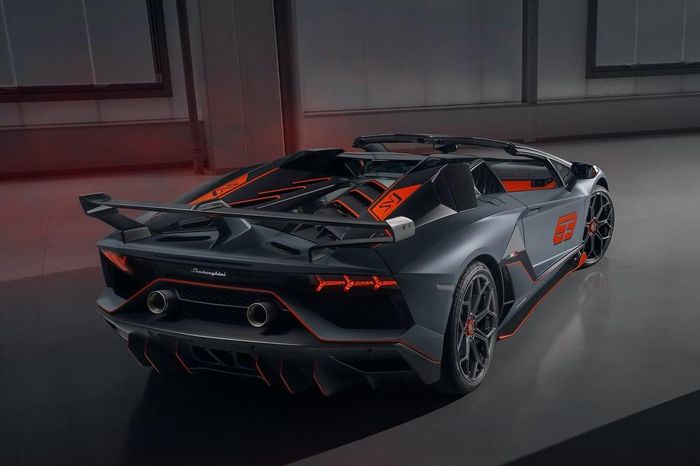 Aventador SVJ được sản xuất giới hạn với số lượng 900 chiếc. Phiên bản giới hạn hơn của SVJ là SVJ 63 được sản xuất để kỷ niệm năm thành lập Lamborghini - 1963. Siêu xe này được sản xuất với số lượng 63 chiếc cho bản Coupe và 63 chiếc Roadster.