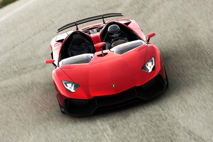 Trước khi ra mắt Aventador LP 700-4 Roadster, hãng siêu xe Italy đã giới thiệu chiếc mui trần độc bản Aventador J tại triển lãm Geneva (tháng 3/2012). Chiếc Aventador độc nhất vô nhị này sở hữu sức mạnh tương đương Aventador tiêu chuẩn với vận tốc tối đa 300 km/h.