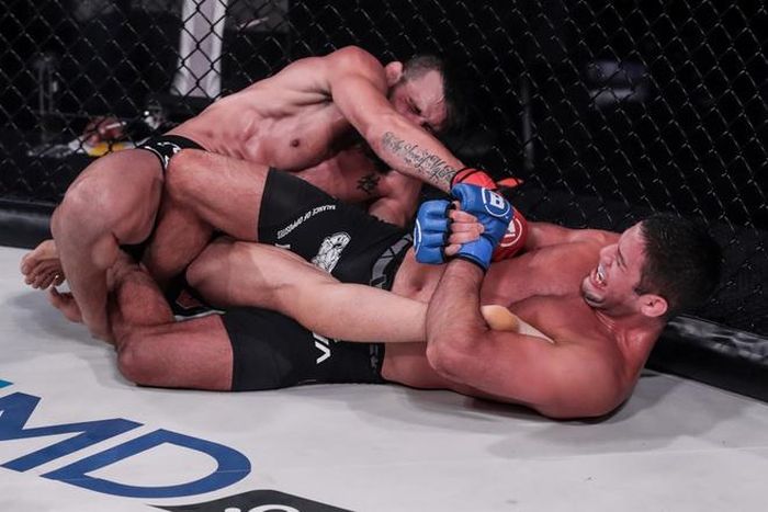  Trận đấu giữa Neiman Gracie (găng xanh) và Jon Fitch kết thúc nhanh nhất trong sự kiện khi hai võ sĩ chiến đấu đến hiệp 2. Gracie dùng đòn khóa đầu gối kết hợp móc gót chân khiến đối thủ phải đập tay xin thua. 