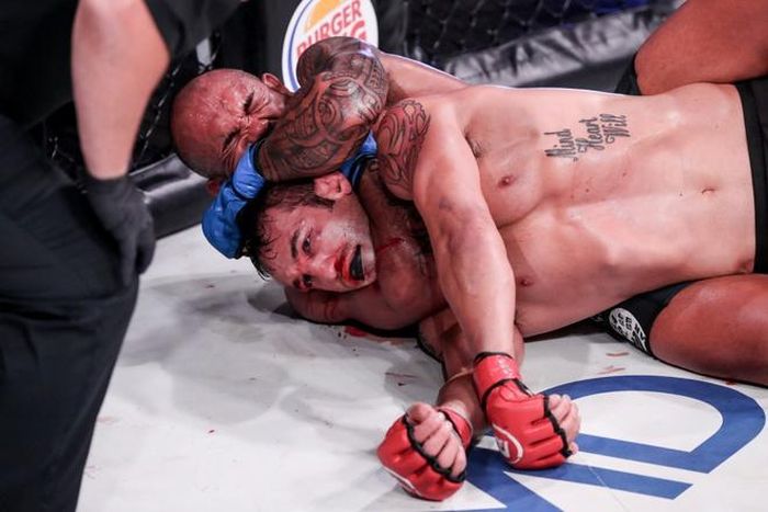  Màn so tài giữa Keoni Diggs (găng xanh) và Derek Campos cũng kết thúc bằng đòn khóa cổ sau. Campos hầu như bất động sau khi chịu đòn khóa nguy hiểm của đối thủ người Mỹ ở hiệp 3. 