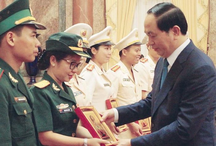 Chủ tịch nước Trần Ðại Quang trao tặng cho cô Ninh Thu Trang chân dung Chủ tịch Hồ Chí Minh (tháng 9/2016). Ảnh: Nguyễn Minh/Tiền Phong.