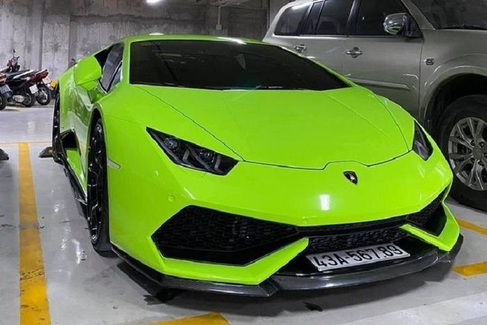 "Siêu bò" Lamborghini Huracan LP610-4 có thời gian tăng tốc từ vị trí đứng yên lên 100 km/h chỉ trong vòng 3,2 giây trước khi đạt vận tốc tối đa 325 km/h. Trong cách đặt tên của Huracan LP610-4, con số 610 tượng trưng cho công suất của xe, số 4 mang hàm ý cho hệ dẫn động 4 bánh.