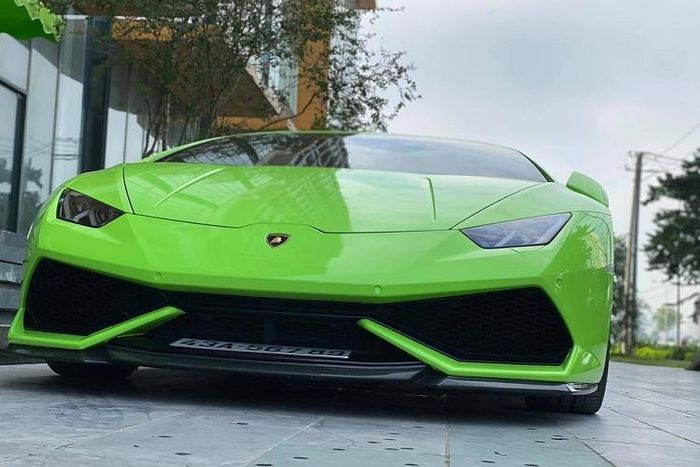 Điểm thú vị của chiếc siêu xe Lamborghini Huracan LP610-4 này không chỉ ở biển số 43A-56789 mà còn ở ngoại thất hiện tại của xe đã được chủ nhân cho đổi phong thủy sang màu xanh lá. Nguyên bản xe có màu cam và gần đây nhất được cho thay áo sang màu xanh neon trước khi chuyển sang màu xanh lá cây rất nổi bật và bắt mắt.
