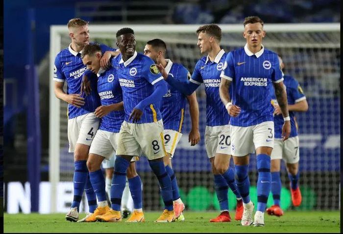 Leandro Trossard gỡ hòa 1-1 cho Brighton ở phút 54.