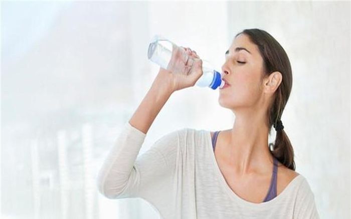 Giữ đủ nước cho cơ thể: Cơ thể bị mất nước khiến chúng ta có cảm giác chán nản, mệt mỏi, thậm chí đau đầu. Do đó, uống đủ nước là điều cần thiết và đơn giản nhất để có một sơ thể khỏe mạnh.