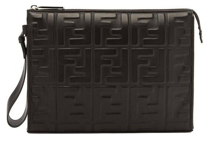 Giá: 20,3 triệu đồng trên fendi.com. 