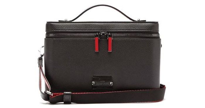 Giá: 28 triệu đồng trên christianlouboutin.com. 