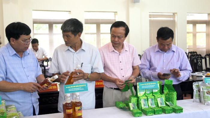 Các thành viên Hội đồng đánh giá thẩm tra bao bì và thông tin về sản phẩm