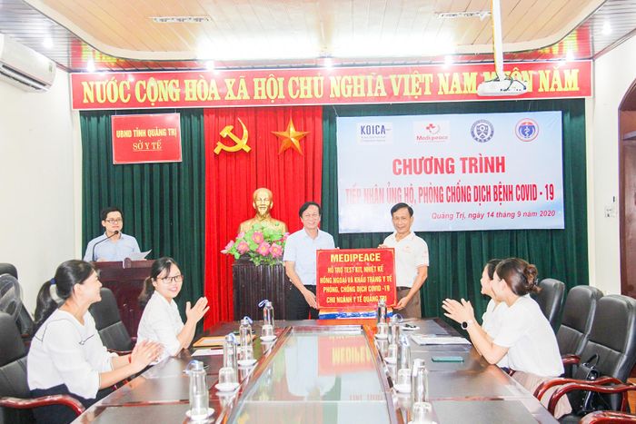 Leaders of the Department of Health receive support from Medipeace Vietnam - Photo: Thai Duong