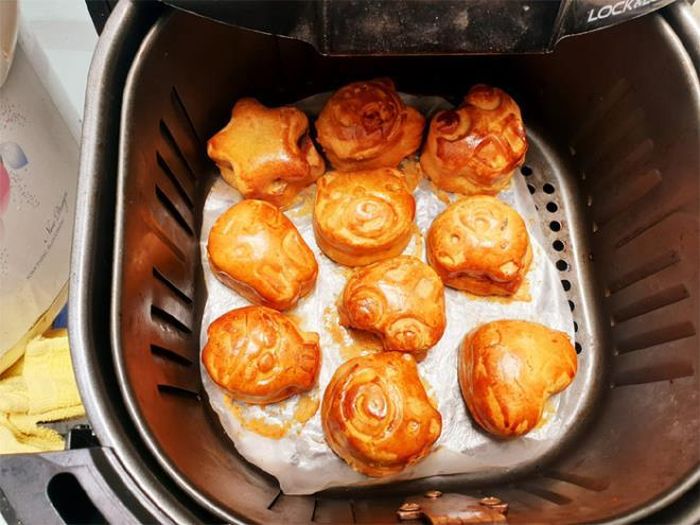 Có lẽ phải ghi chú rõ ràng để mội người nhận ra đây là bánh trung thu.