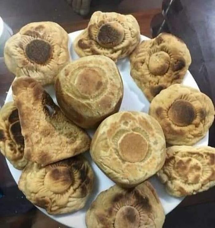 "Tôi đã ăn cục bột nếp được gọi tên bánh dẻo và quá nhiều hòn gạch nhân lạp xưởng, mứt bí, hạt dưa... được đặt mỹ danh bánh nướng", tài khoản Hồng Phong Phạm viết khi chia sẻ ảnh này.