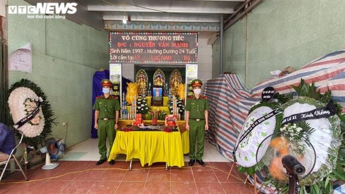 Đơn vị và gia đình tổ chức lễ tang cho Thượng sỹ Nguyễn Văn Mạnh.