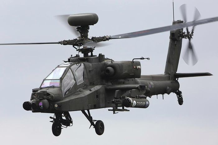 Máy bay trực thăng AH-64 Apache có một số sửa đổi. Hai phiên bản tiên tiến nhất hiện nay là AH-64D Longbow và AH-64E Guardian nhưng chỉ tập trung chủ yếu vào việc nâng cấp hệ thống điện tử.