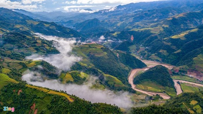  Những thửa ruộng bậc thang vàng ươm màu lúa trải dài phủ khắp các triền núi. 