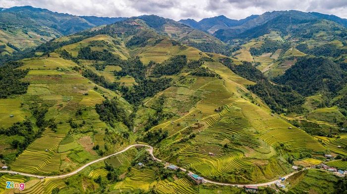  Ruộng bậc thang Mù Cang Chải (Yên Bái) là một trong những địa điểm đẹp nhất dịp này. Nơi đây gây ấn tượng mạnh với du khách phương xa bởi những gam màu rất riêng, khi những biển lúa vàng ươm trải dài ngút tầm mắt xen giữa màu xanh lá của cây rừng tạo nên vẻ đẹp độc đáo. 