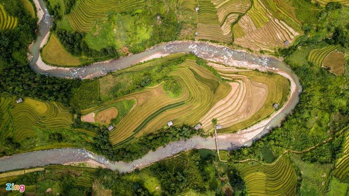  Ruộng bậc thang trập trùng uốn lượn theo sườn núi tạo nên nét thi vị đặc biệt mà thiên nhiên con người xứ Tây Bắc đem lại. 