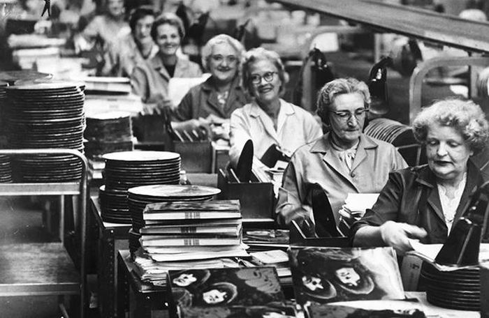 Một nhà máy sản xuất đĩa than cho album “Rubber Soul” của The Beatles