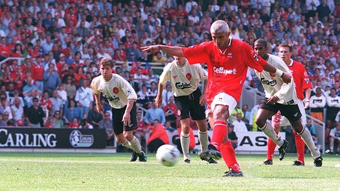Ravanelli trong trận hòa 3-3 với Liverpool tháng 8/1996