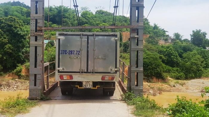 Xe vận tải nhỏ phải cắt thùng để có thể đi qua cầu treo Xốp Nhị.
