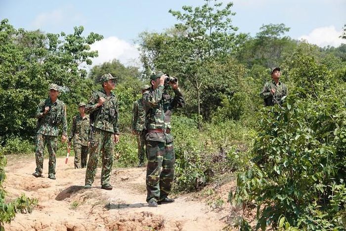Việt Nam có đường biên giới trên đất liền dài 4.550 km, tiếp giáp với Trung Quốc ở phía Bắc, với Lào và Campuchia ở phía Tây; phía Đông, Nam giáp biển Đông. Địa hình đường biên giới giáp nước bạn đều thuộc những khu vực địa hình hiểm trở, giao thông đi lại còn nhiều khó khăn, trình độ dân trí còn hạn chế. Ảnh: TTXVN.