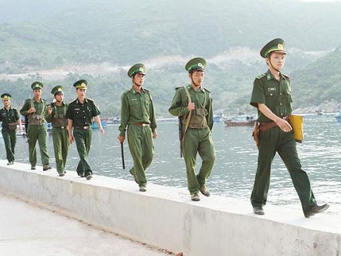 Không chỉ đối mặt với các tổ chức tội phạm đưa hàng cấm vào Việt Nam, trong những năm qua, việc buôn bán người và đưa người trái phép qua biên giới cũng là vấn đề nổi cộm; BĐBP đã triệt phá nhiều đường dây tổ chức đưa phụ nữ Việt Nam mang thai sang Trung Quốc sinh con, sau đó bán trẻ sơ sinh và tổ chức cho người khác xuất cảnh trái phép. Bên cạnh đó là các tổ chức, cá nhân tìm mọi cách buôn lậu hàng cấm cũng như các loại hàng hóa khác qua biên giới. Ảnh: TTXVN.