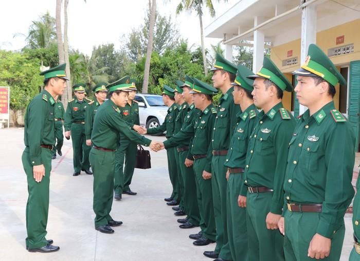 Do vậy những khó khăn và thách thức đang chờ tân Tư lệnh, chỉ huy những người trực tiếp giữ gìn từng tấc đất biên cương của Tổ quốc, và là những người "gác cổng" cho đất nước. Ảnh: Cán bộ, chiến sĩ Đồn Biên phòng Cát Hải đón Thiếu tướng Lê Đức Thái và đoàn kiểm tra.