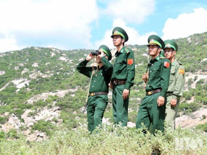 Lợi dụng biên giới của ta có nhiều đường mòn, lối mở; nhân dân tại nhiều khu vực biên giới hiểu biết còn hạn chế, nhiều tội phạm đã triệt để lợi dụng để đưa hàng cấm vào lãnh thổ Việt Nam; chỉ tính trong 10 năm, từ 2009 đến hết năm 2019, lực lượng phòng chống ma túy và tội phạm của BĐBP đã đấu tranh thành công 1.141 chuyên án; bắt 118.311 vụ/202.603 đối tượng, khởi tố hình sự 13.610 vụ án/17.219 đối tượng, thu giữ hàng trăm kg heroin cũng như các loại ma túy tổng hợp. Ảnh: TTXVN.