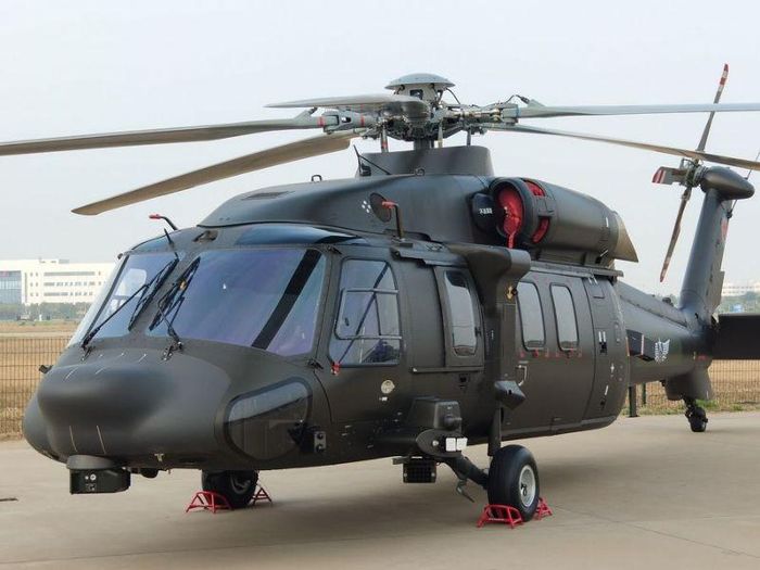 Trực thăng Z-20 nhằm bù đắp khoảng cách giữa Mi-17 nhập khẩu và Z-8 nội địa, đây là mẫu trực thăng vận tải - vũ trang theo mẫu trực thăng UH-60 Black Hawk nổi tiếng của Mỹ. Năng lực vận tải của Z-20 theo giới thiệu của nhà sản xuất AVIC Helicopters là 10 tấn, khả năng cơ động tốt. Ảnh: Một mẫu Z-20 đang bay thử năm 2015 - Nguồn: Sina