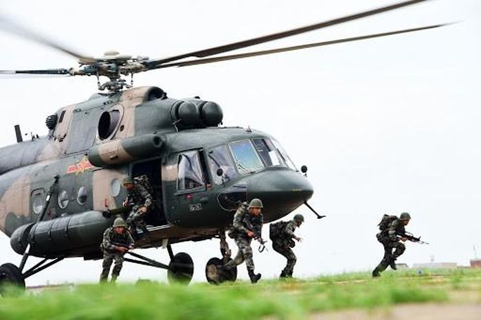Bên cạnh đó giá của trực thăng Mi-171 cũng tương đối rẻ, theo thời giá hiện tại, giá một chiếc Mi-171 là 17 triệu USD, bao gồm cả chi phí huấn luyện, bồi dưỡng, linh kiện dự bị thay thế và bảo đảm kỹ thuật; trong khi đó, giá của một chiếc Black Hawk của Mỹ là 23 triệu USD/ chiếc. Ảnh: Trực thăng Mi-171 của Quân đội Trung Quốc - Nguồn: Sina