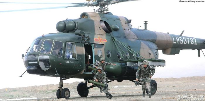 Vào tháng 5/2008, một bản cấp phép sản xuất Mi-17 đã bắt đầu có hiệu lực ở Trung Quốc với sự hợp tác giữa Nhà máy sản xuất trực thăng Mil Moskva JSC của Nga và nhà máy Trực thăng cơ Tứ Xuyên Lam Thiên ở Thành Đô Trung Quốc. Ảnh: Trực thăng Mi-171 của Quân đội Trung Quốc - Nguồn: Sina