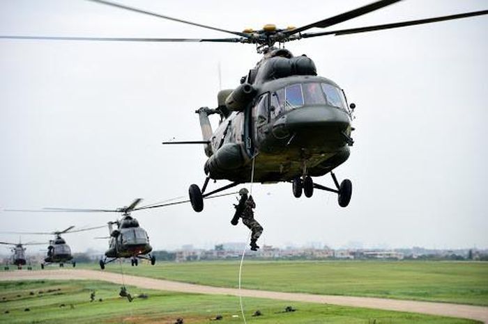 Mi-171 là dòng trực thăng hết sức thành công, nó có thể vận chuyển 30 lính, hoặc 12 cáng cứu thương, hoặc 4.000 kg hàng hóa trong thân; 5.000 kg nếu mang ngoài. Hiện nay Trung Quốc có trong trang bị 120 chiếc ở tất cả các biến thể, và được đánh giá là quốc gia sử dụng nhiều Mi-171 nhất hiện nay. Ảnh: Trực thăng Mi-171 của Quân đội Trung Quốc - Nguồn: Sina
