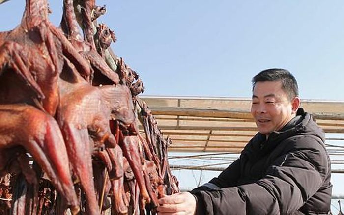 Trước khi mổ, đầu bếp phải dùng dao nhọn mổ phanh con gà khi nó còn nguyên lông và đang sống. Sau đó, lôi toàn bộ lòng mề để tạo thành khoang rỗng trong bụng gà.