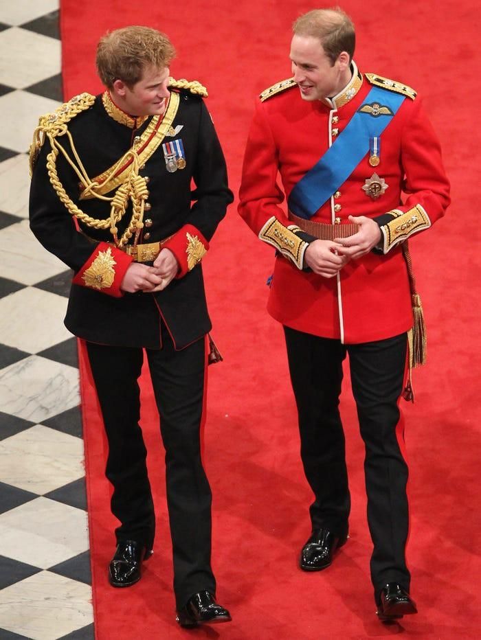  Hoàng tử Harry diện "cây đen" trong đám cưới của anh trai hồi năm 2011. Trong khi đó, Hoàng tử William nổi bật với chiếc áo đỏ.