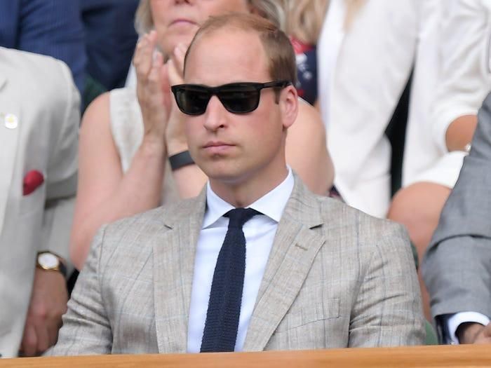 Chiếc kính râm màu đen khiến Hoàng tử William trông "ngầu" hơn khi theo dõi giải Wimbledon hồi năm 2016. 