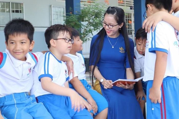 Hình mẫu của thầy cô, cha mẹ luôn in đậm trong suy nghĩ của trẻ. Ảnh minh họa.
