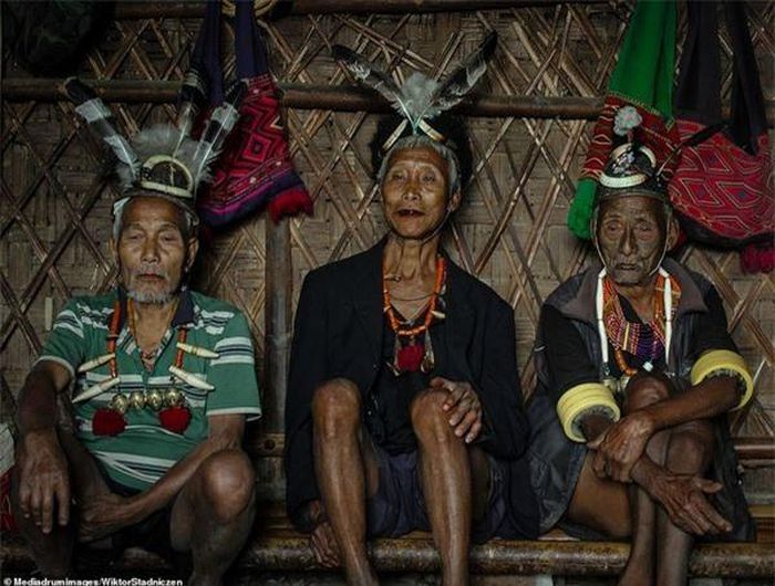Người Konyak thường đeo vòng xương và mũ da dê, những món đồ quý giá và thể hiện địa vị.