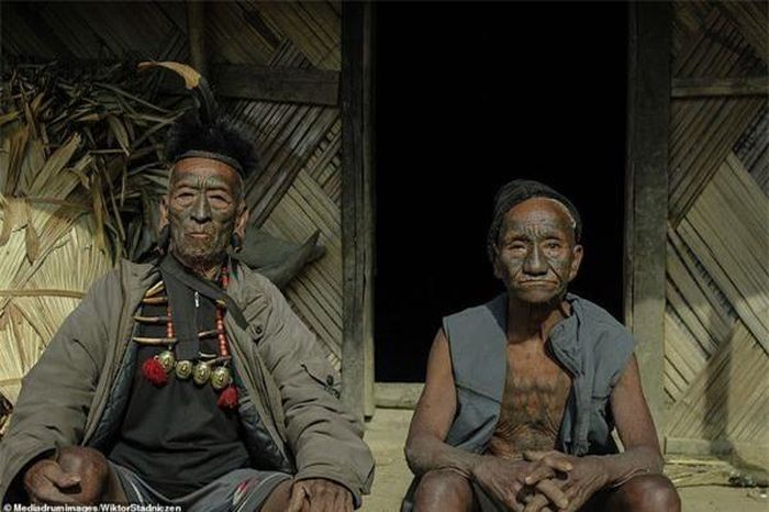 Những chiếc đầu trên vòng cổ của người đàn ông bên trái thể hiện rằng ông từng là một chiến binh dũng mãnh. Những hình xăm của người đàn ông bên phải thể hiện cho lòng dũng cảm trên chiến trường của ông.