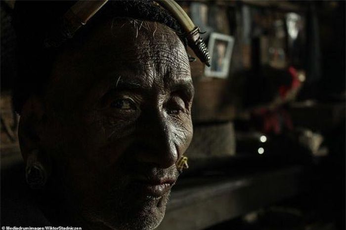Chiếc “vương miện” xương trên đầu người đàn ông này được làm từ xác con thú mà ông giết được.