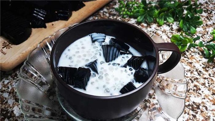 Sự kết hợp của sương sáo và nước cốt dừa rất ngon nhưng dễ gây ra tình trạng đầy bụng - Ảnh minh họa: Internet