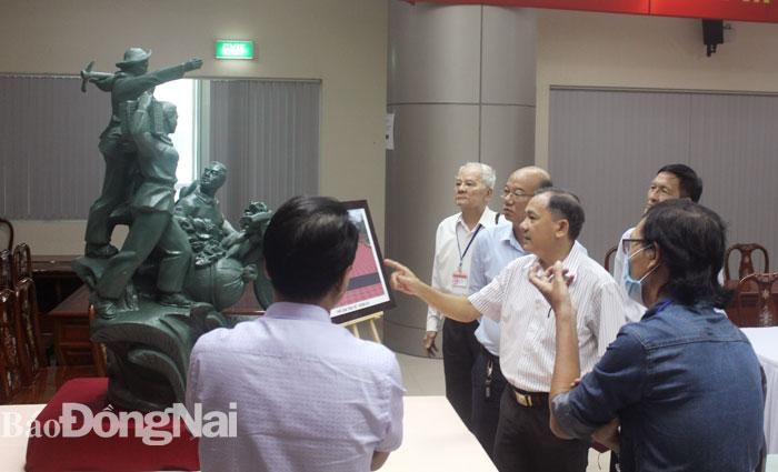 Các thành viên Hội đồng nghệ thuật tranh, tượng đài hoành tráng xem mẫu phác thảo tượng đài