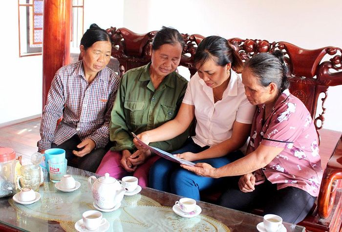 Cán bộ Hội LHPN xã Xuân Viên, huyện Yên Lập tuyên truyền về công tác bình đẳng giới tới hội viên.