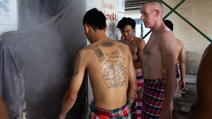 Ngay trước bữa trưa, bệnh nhân tắm hơi để loại bỏ các độc tố trong cơ thể.